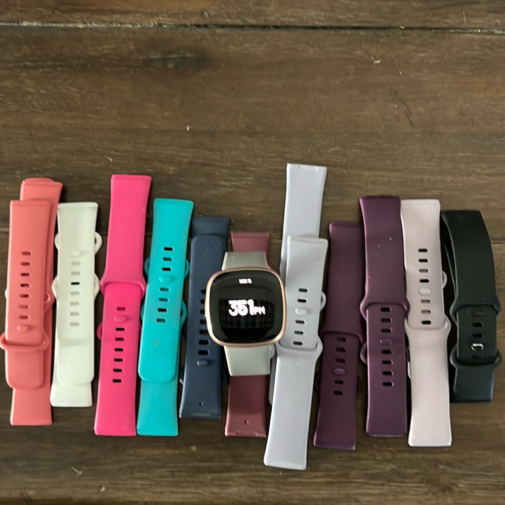 FitBit Versa 4 Rose Gold with 12 bands
